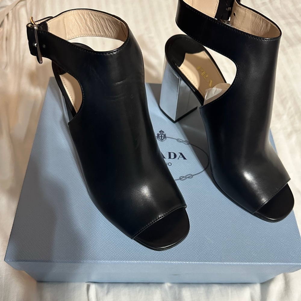 NWT Prada 8.5/38.5 blk leather sandals w/silver heels!